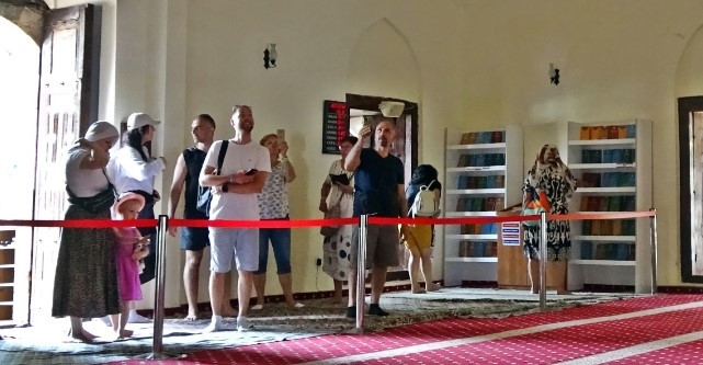 Intense Interest from Tourists in Mosques in Alanya