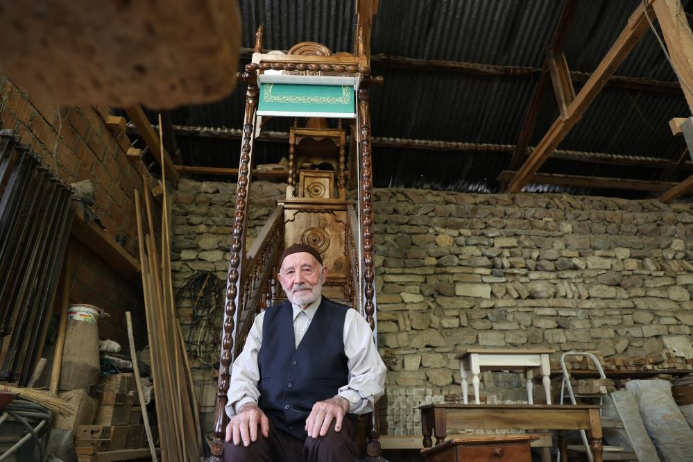 92 yaşında ücretsiz yaptığı minberleri dört bir yana gönderiyor