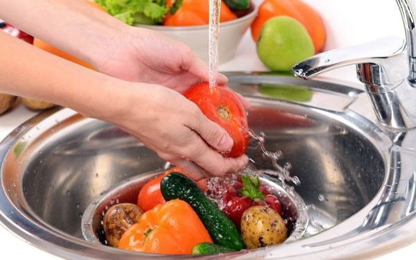 It turns out you have been doing it very wrong! This is how you should wash your fruits and vegetables