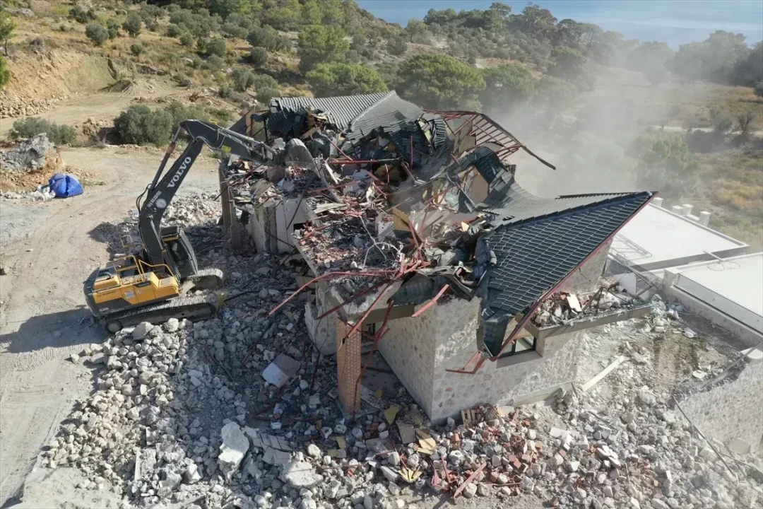 Excavators Entered Villas in Antalya: No Tolerance for Illegal Construction