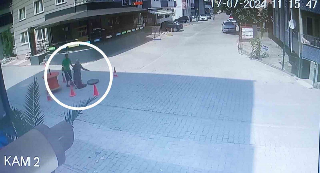 Такой халатности еще не было: слепая пара упала в канализационный люк!