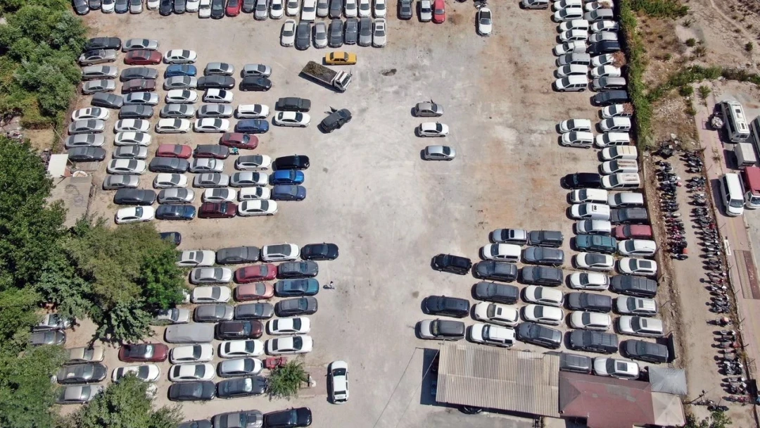 In the city center of Antalya, there is a million-dollar garbage dump! Luxury cars have been abandoned to their fate
