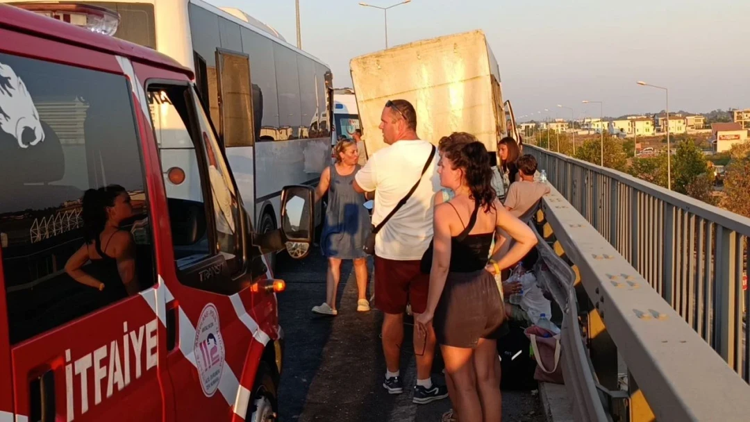 Antalya Manavgat'ta feci trafik kazası! Kadın rehber hayatını kaybetti