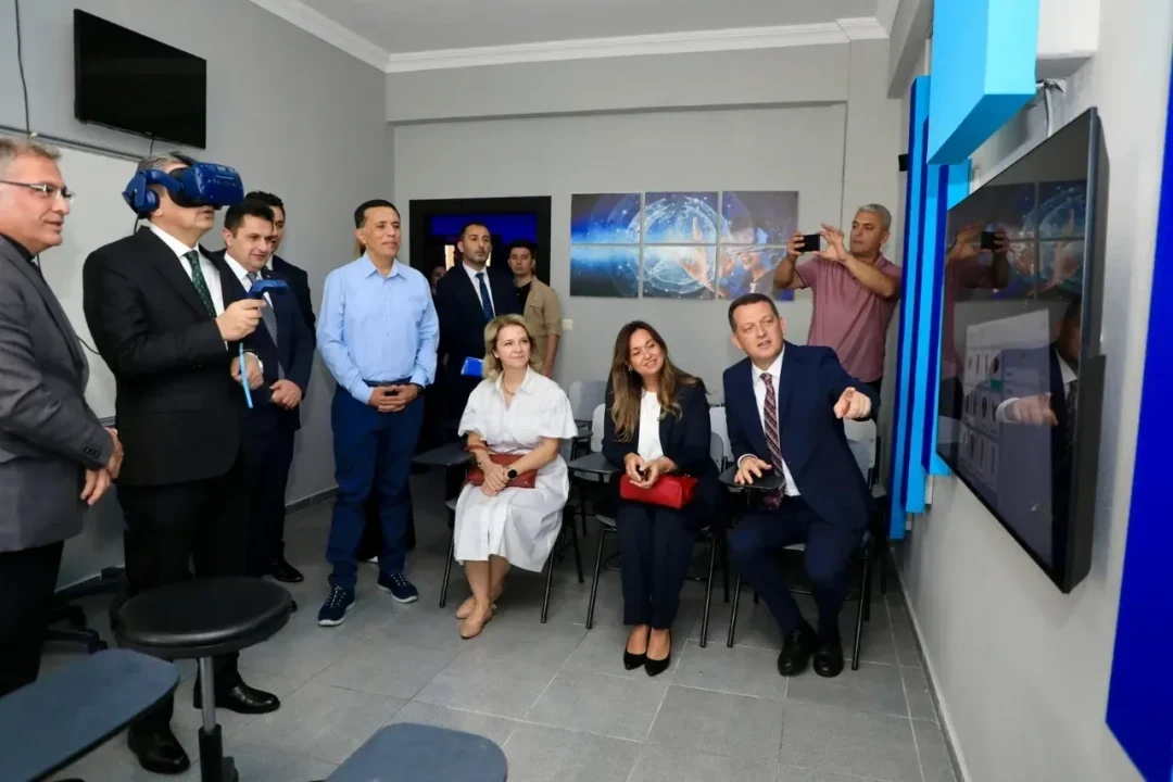 Hüseyin Girenes Fen Lisesi’ni ziyaret eden Vali Şahin’den Alanya’ya hayırsever övgüsü