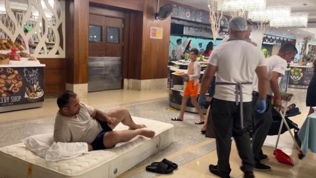 Посмотрите, что он сделал, когда в отеле в Анталье сломался кондиционер