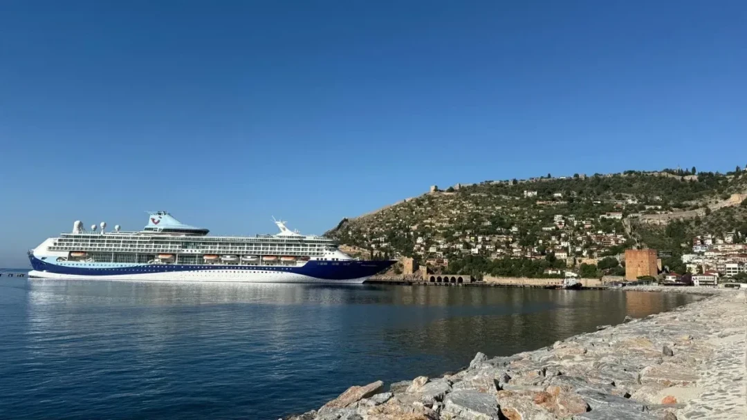 Роскошный круизный лайнер пришвартовался в Аланье.