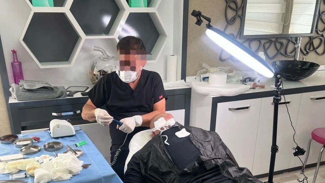 Alanya’da kaçak saç ekimi yapan güzellik merkezi mağdur etti